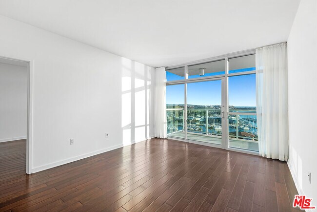 Building Photo - 13700 Marina Pointe Dr