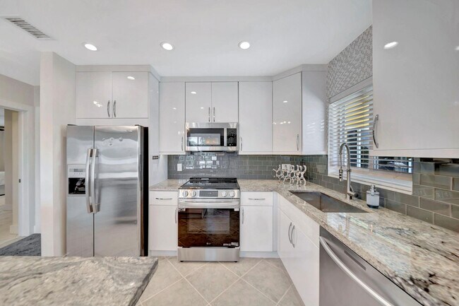 Building Photo - 2811 NE 51st St