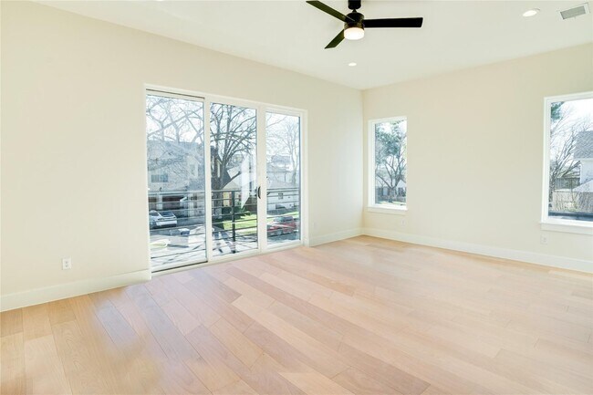 Building Photo - Open concept home with luxury finishes