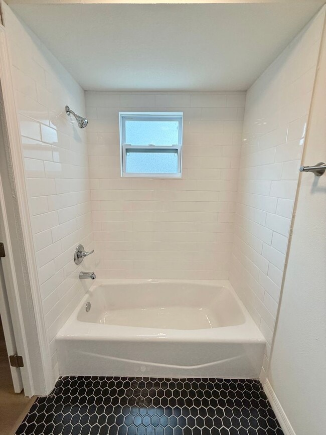 Building Photo - 122 E Hibiscus Dr