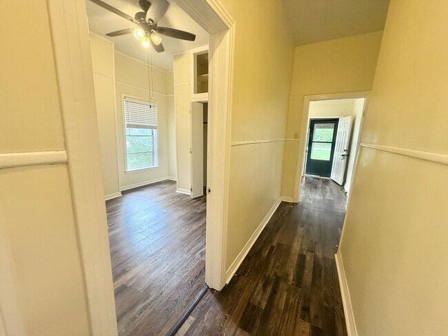 Building Photo - 3 bed/1 bath Duplex