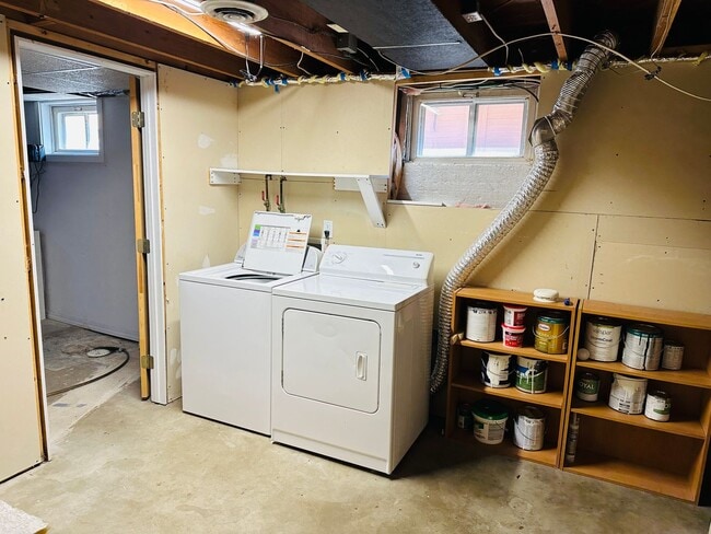 Building Photo - 4+ bedroom, 2 bath with Hot Tub, Fenced Yard and Garage
