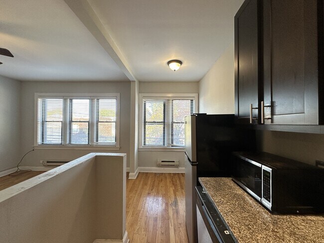 Building Photo - 4742 N Hermitage Ave