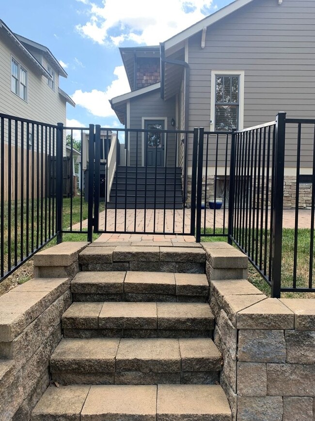 Building Photo - Charming Home