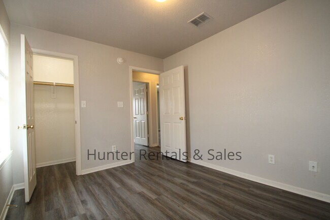 Building Photo - Conveniently Located!!!