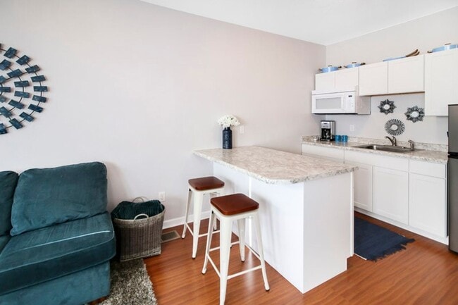 Building Photo - Zen Cottage: Spacious downtown suite complete with kitchenette, washer/dryer $300 Utility Fee