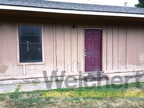 Building Photo - Cozy 2-Bedroom with Easy Town Access