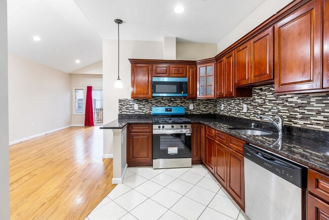 Building Photo - 43 Manhattan Ave