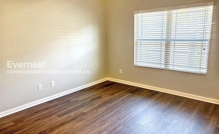 Building Photo - 215 Village Springs Dr