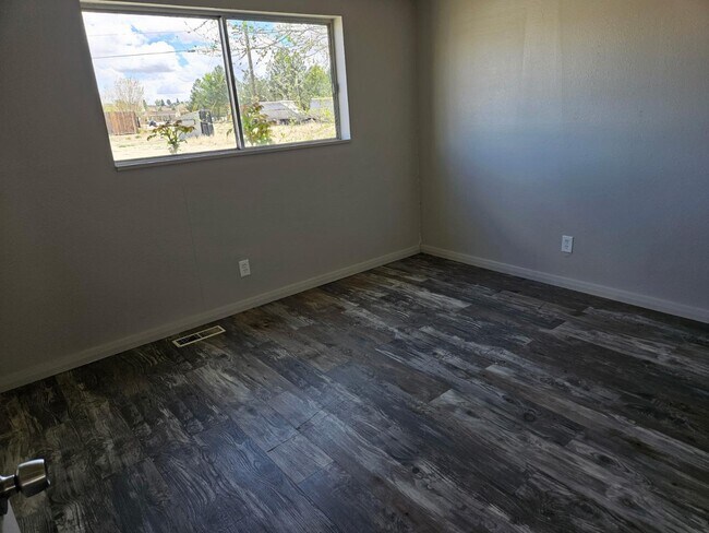 Building Photo - 50 S 200 W