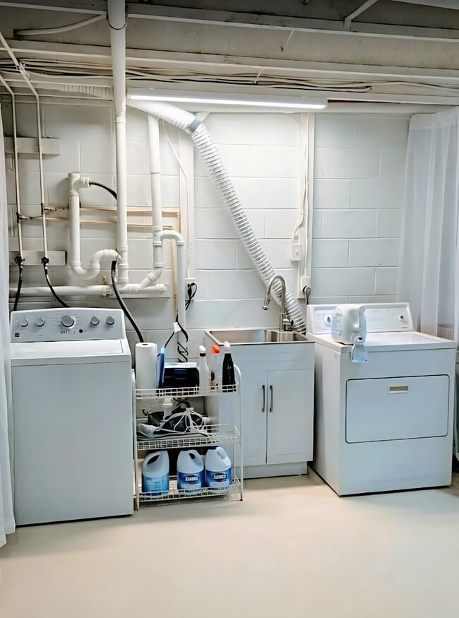 Building Photo - 688 W Paddle Wheel Ct