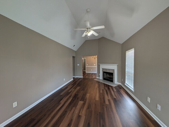 Building Photo - 3BR/2BA Garden Home with Fenced Yard, Great Master Suite