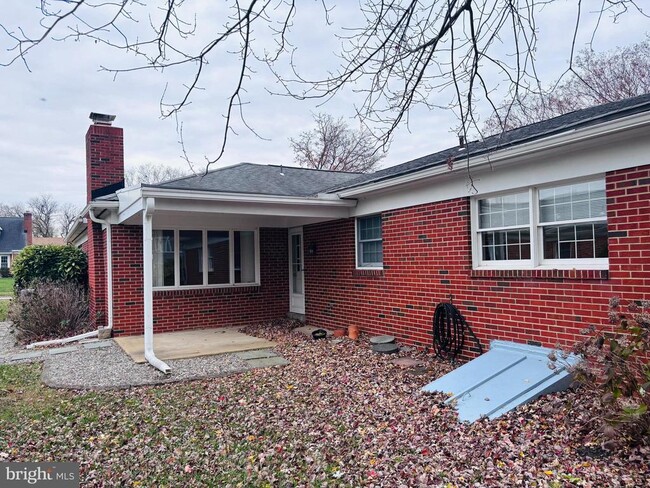 Building Photo - 327 Walden Rd