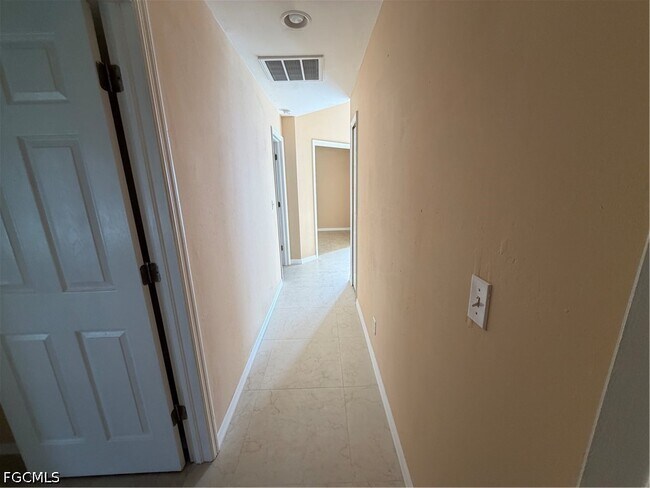 Building Photo - 905 SW 8th Ct