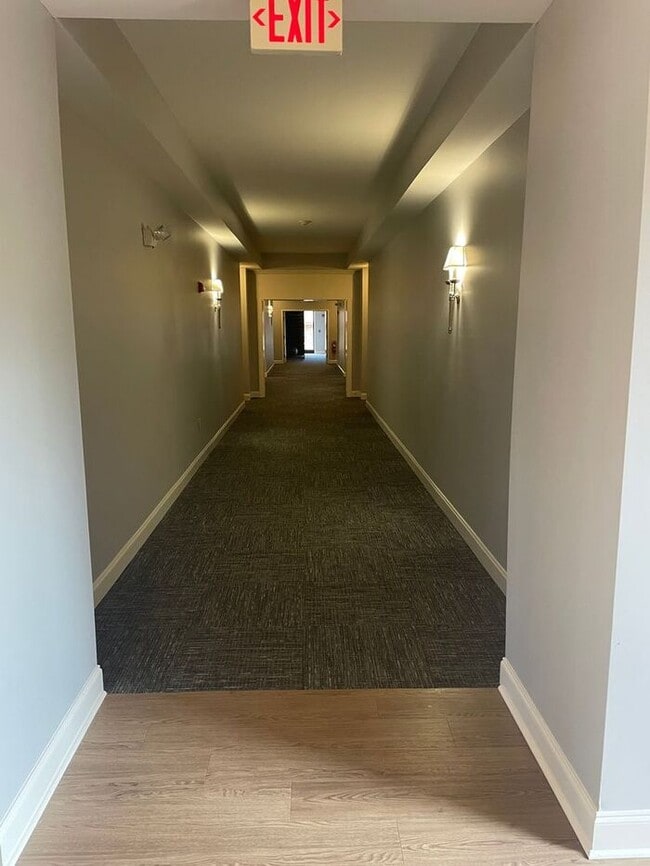 Building Photo - Studio w/ In-Unit Laundry near Tom Lee Park