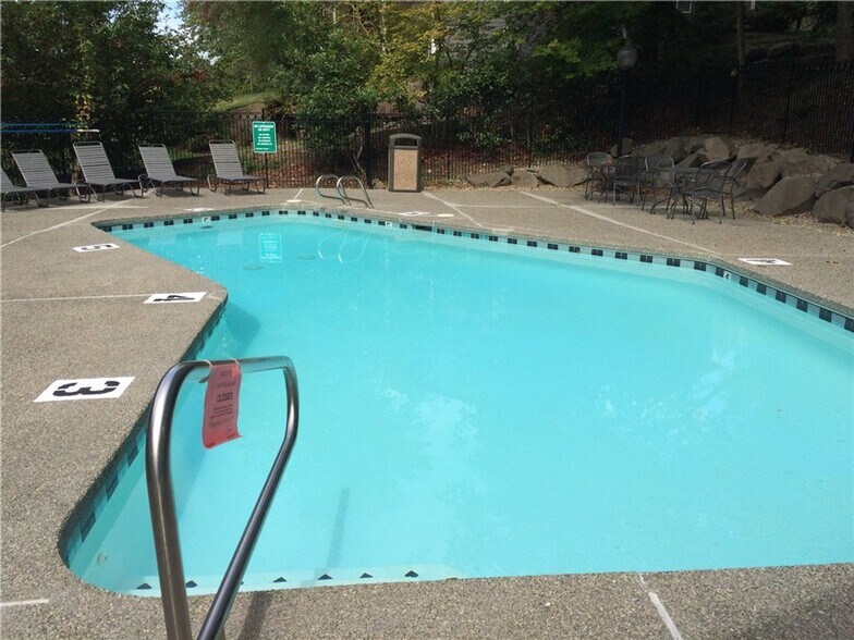 Building Photo - Spacious Mill Creek Corner unit Condo In-Town