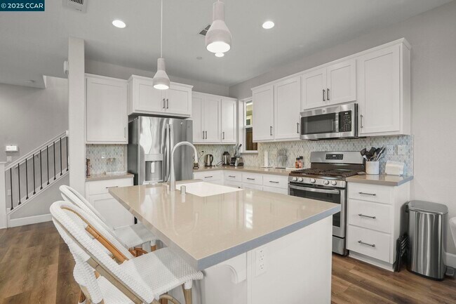 Building Photo - 3893 Villa Vista Pl