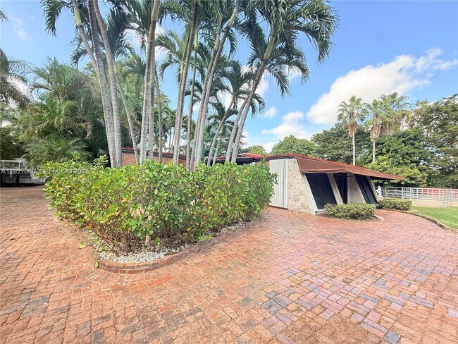 Building Photo - 5877 SW 123rd Ave