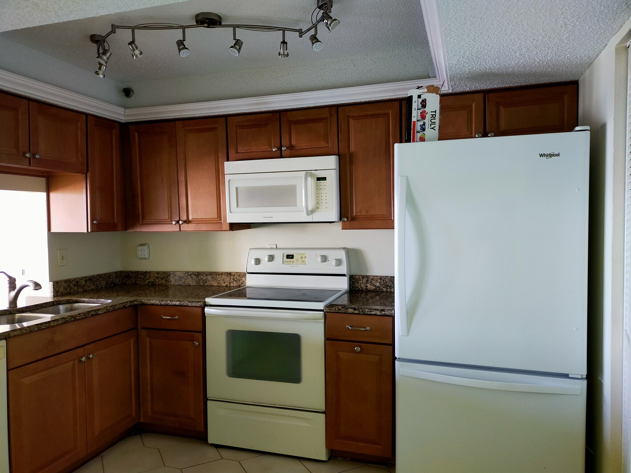 Kitchen - 7432 Sunshine Skyway Ln S