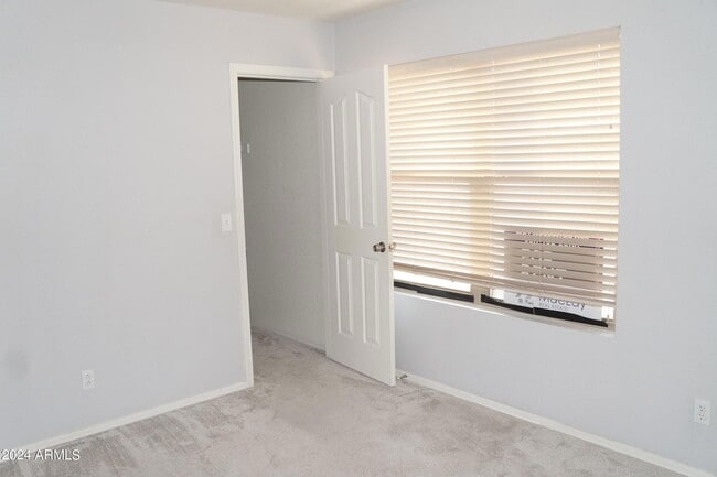 Building Photo - 2935 E Cherry Hills Dr