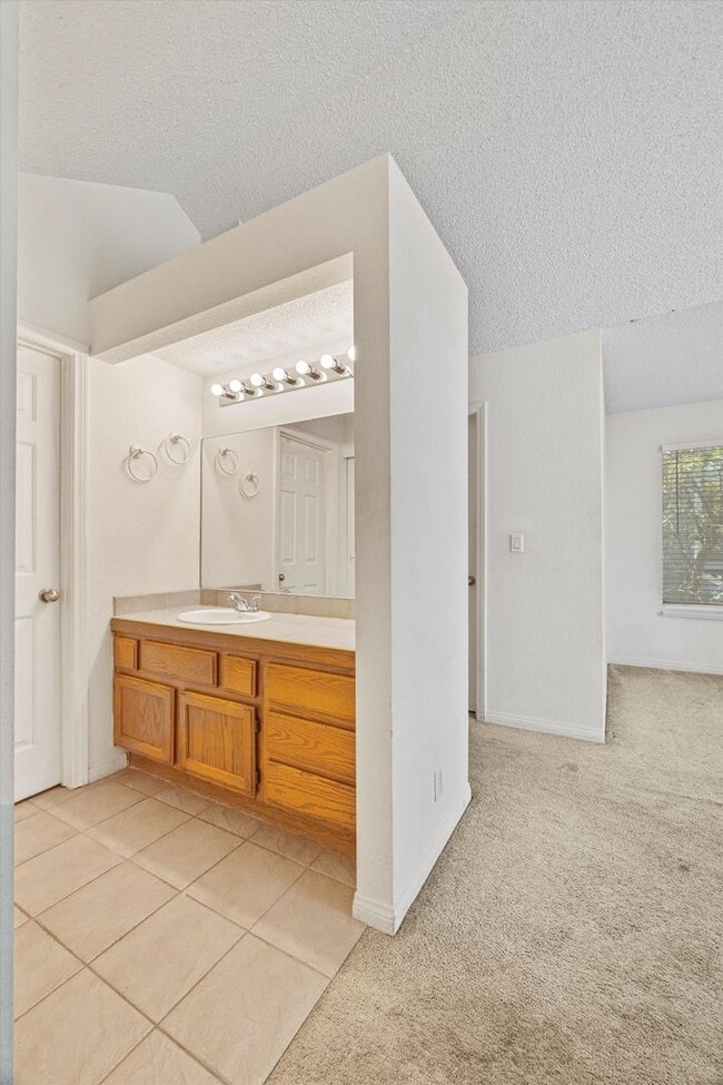 Building Photo - Centrally located Townhome/Fenced Yard