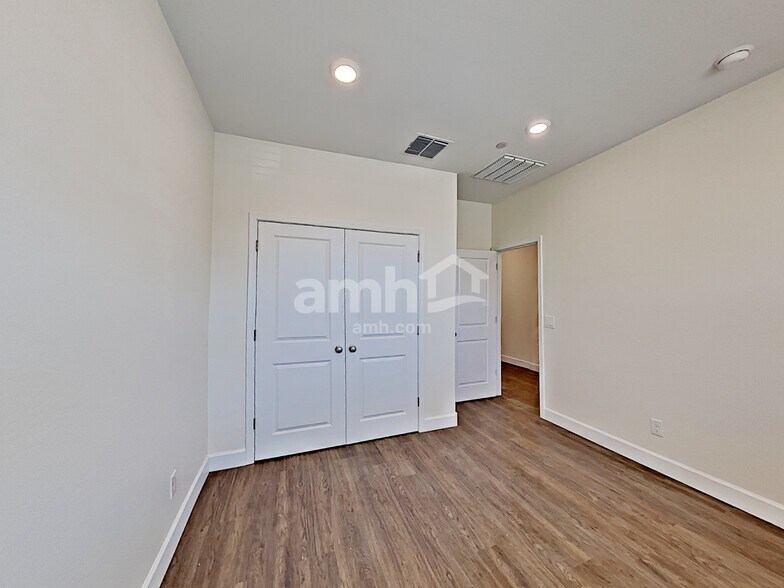 Building Photo - 5938 W Columbine Dr