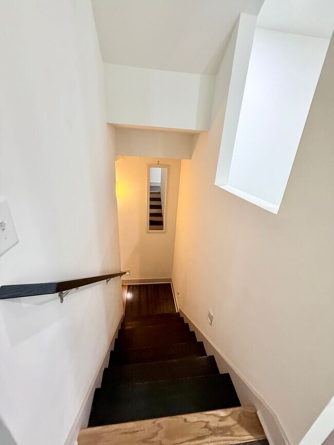 Building Photo - 3 bedroom/3.5 baths/ 12th S