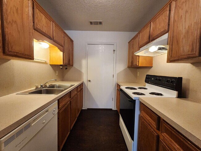 Building Photo - 3204 Toledo Dr