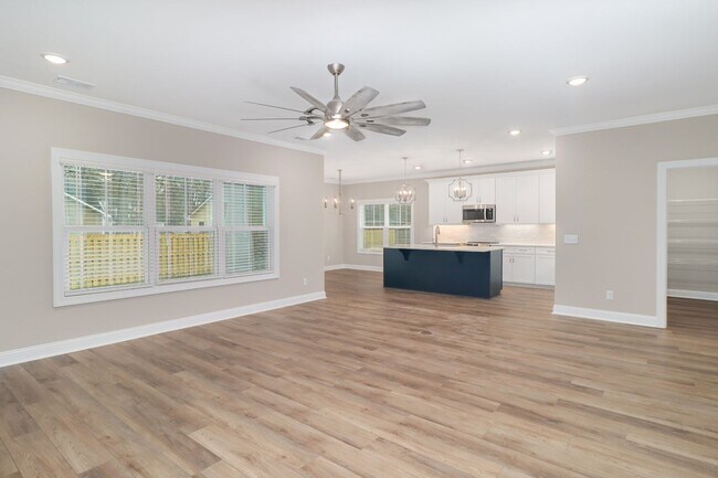 Building Photo - 204 Pineland Dr