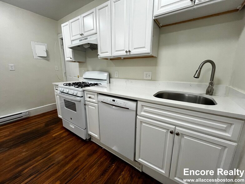 Building Photo - 100 River St