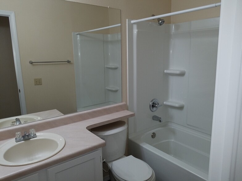 2nd bathroom - 5036 Austerlitz Dr