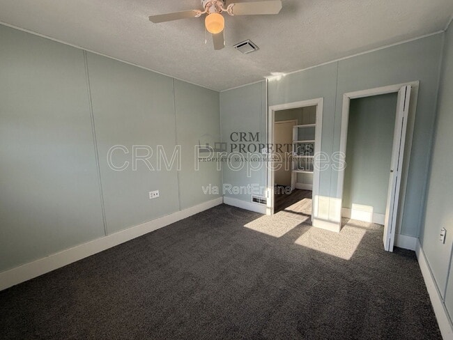 Building Photo - 806 Maumee Dr