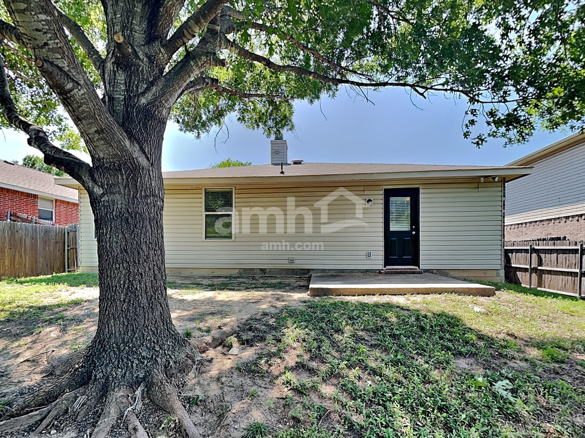 Building Photo - 1100 Willow Tree Dr