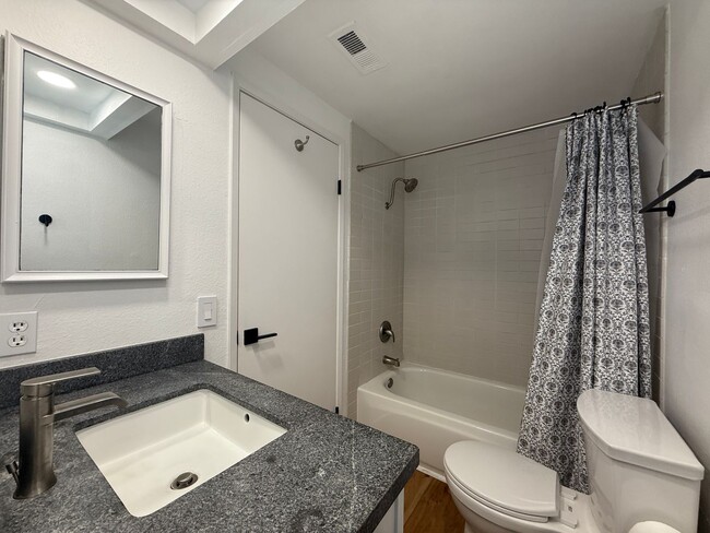 Building Photo - Beautiful 3 bedroom (2 bed + den/office) t...