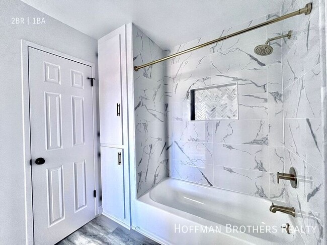 Building Photo - 530 W Arbor Vitae St