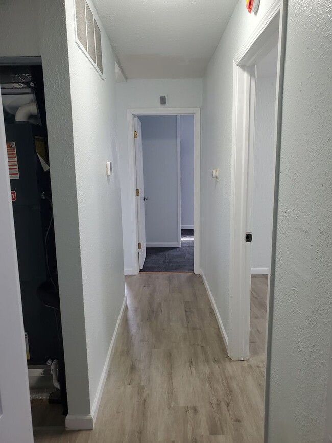 Building Photo - Great 3BR, 1BTH, 1 car att gar, ranch styl...