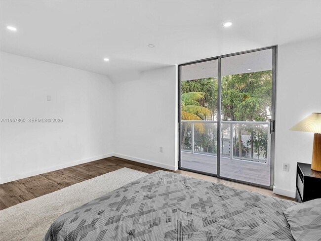 Building Photo - 10000 W Bay Harbor Dr