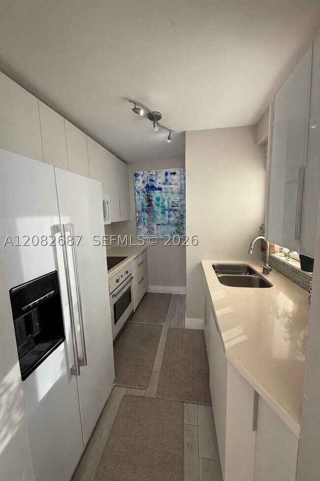 Building Photo - 5900 Collins Ave