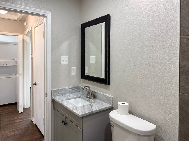 Building Photo - 2 Bed / 1 Bath / Detached Garage