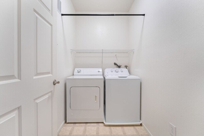 Building Photo - Remodeled 2-Bed, 2-Bath Second-Floor Unit ...