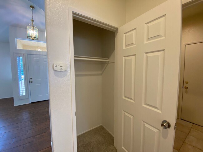 Building Photo - Spacious 3 Bedroom, 2 Bath located in Treasures of Caste Creek Community!