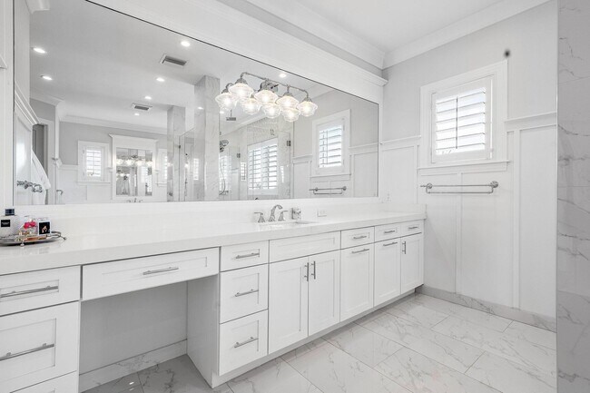 Building Photo - 2100 Notre Dame Dr