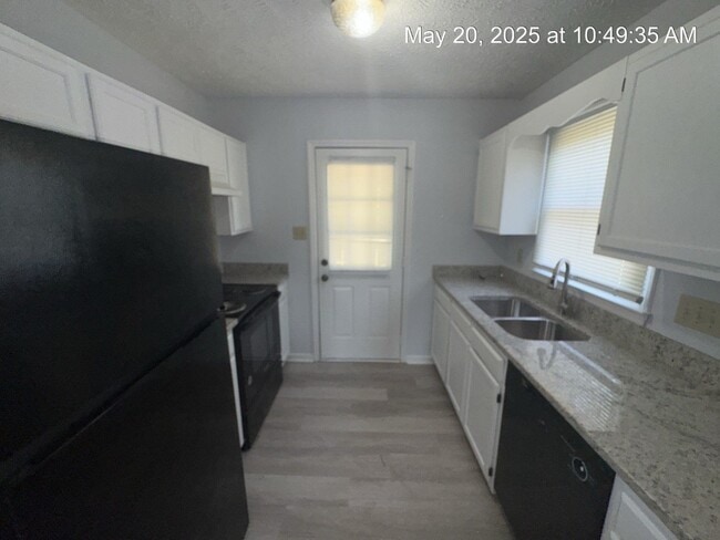 Building Photo - 1222 Skyline Dr