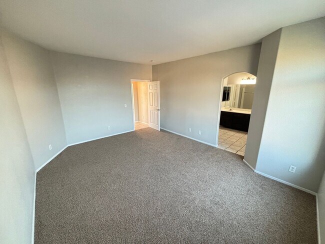 Building Photo - Spacious 3Bed/3Bath Two Story Home Located...