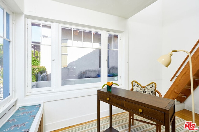 Building Photo - 818 Palms Blvd