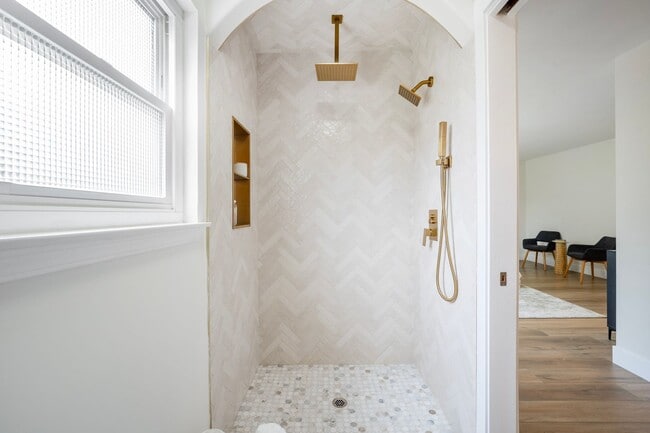Building Photo - Executive Style Living ....