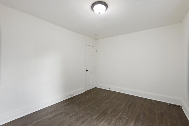 Building Photo - Charming 3 Bedroom 1.5 Bathroom Located in Uptown Harrisburg!