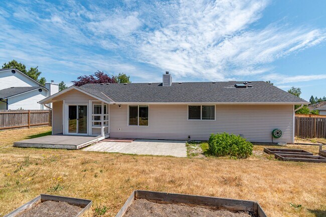 Building Photo - 3 Bed 2 Bath Home Near Town