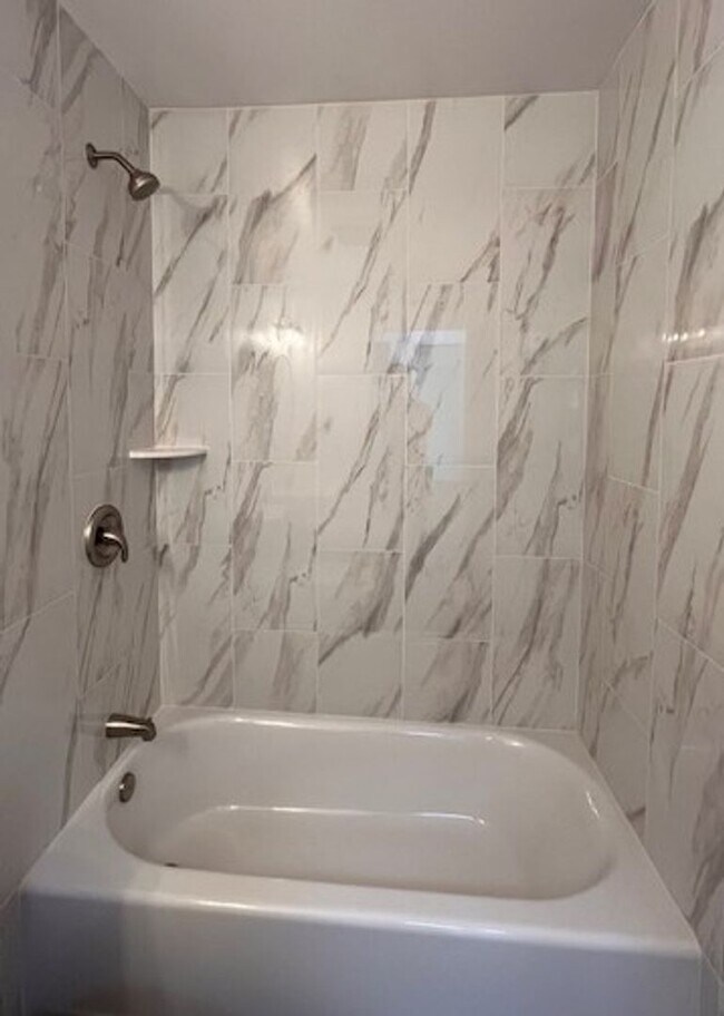 Building Photo - 3 bed 1.5 bath 2 story condo in Park Place...