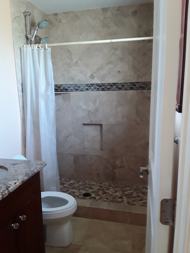 Building Photo - Large home in Lahaina for rent